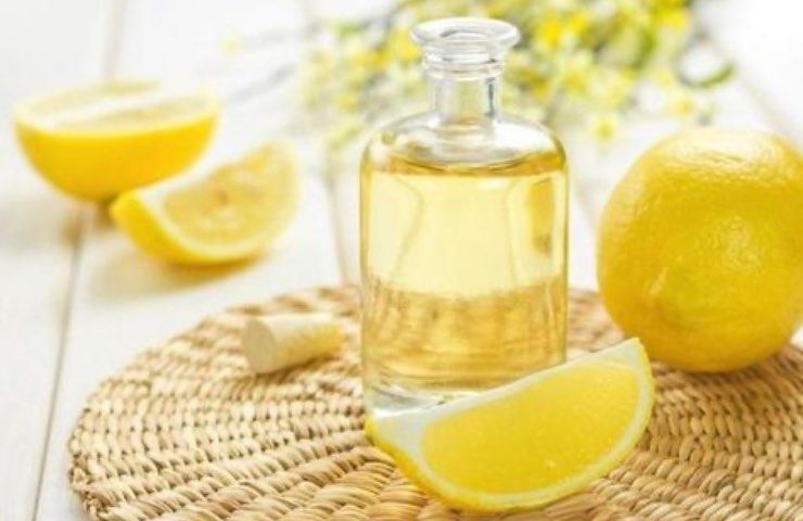 spicchio limone boccetta olio