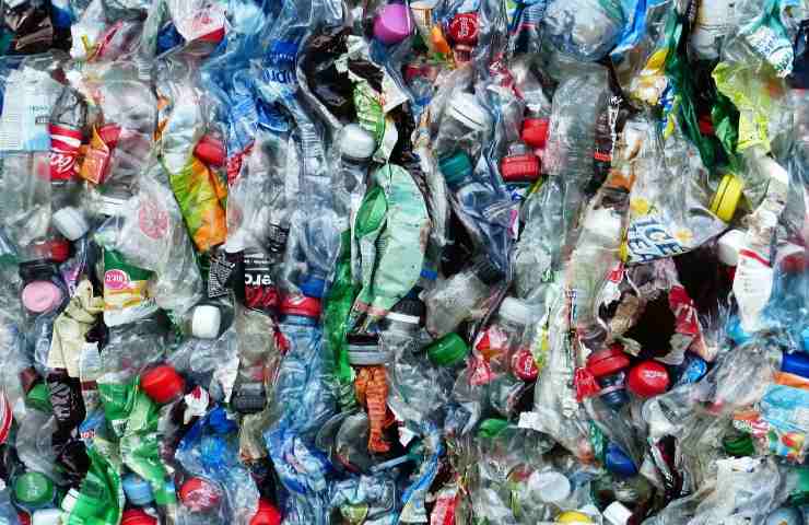 bottiglie in plastica pandemia inquinamento