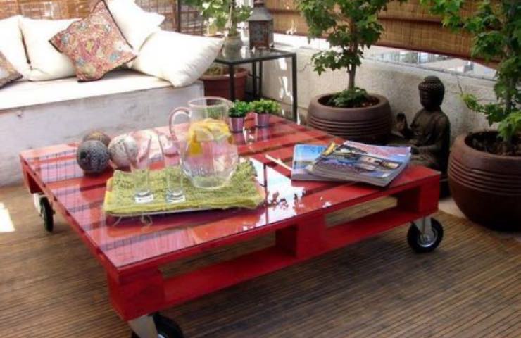 tavolino rosso bancale terrazzo