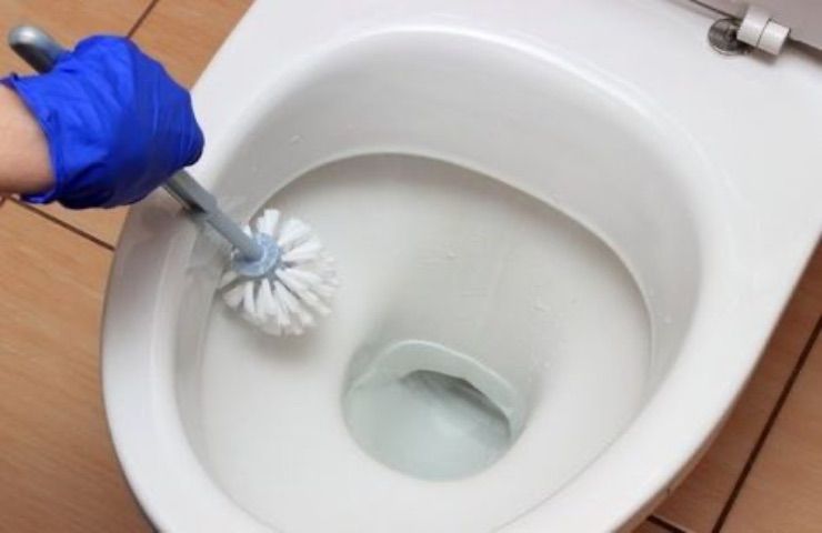 wc incrostato pulizia