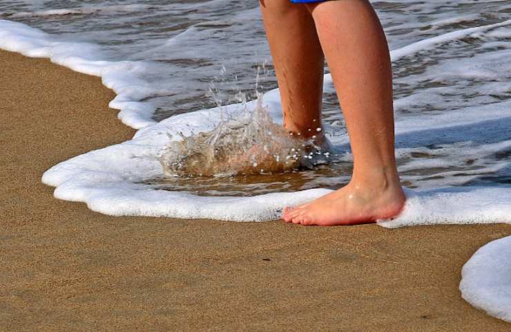 camminare spiaggia pratica terapeutica