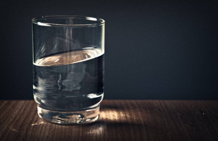 bicchiere acqua pieno riciclo