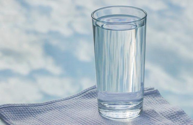 bicchiere acqua comodino si o no
