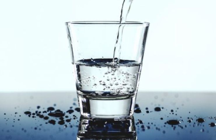 bicchiere acqua idratazione
