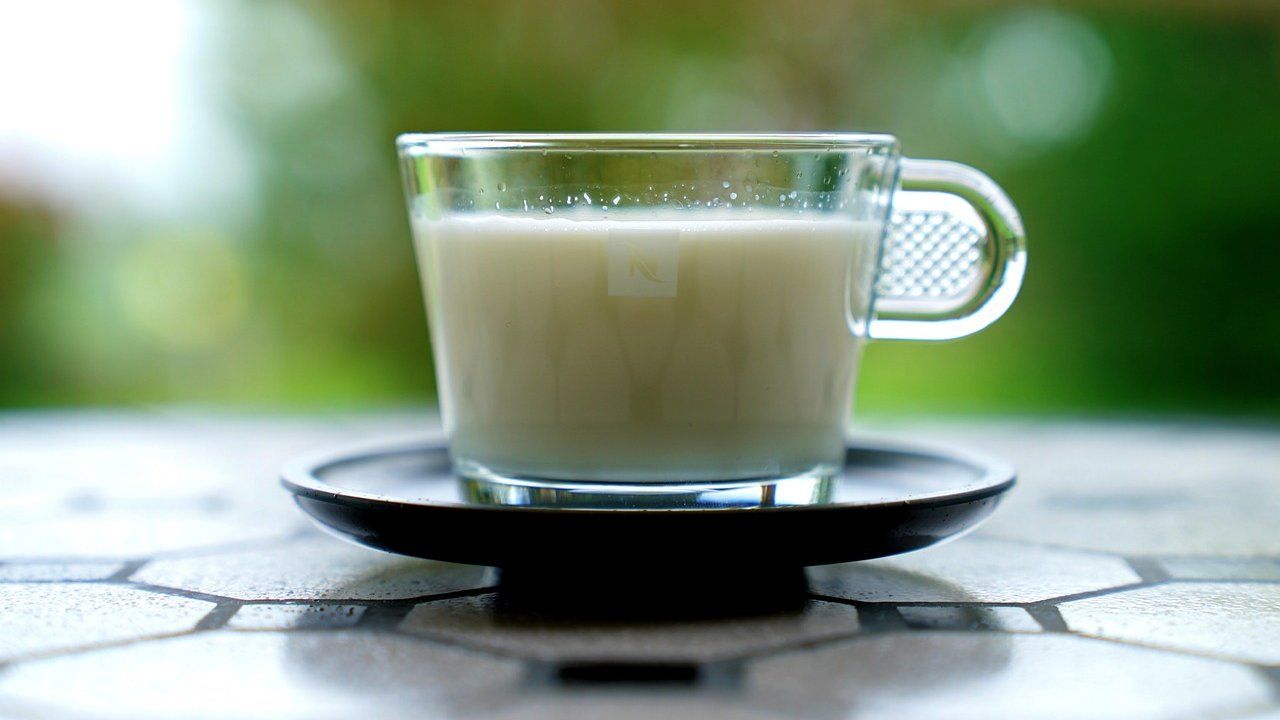 Latte caldo e miele, fa male? Facciamo chiarezza sulla faccenda