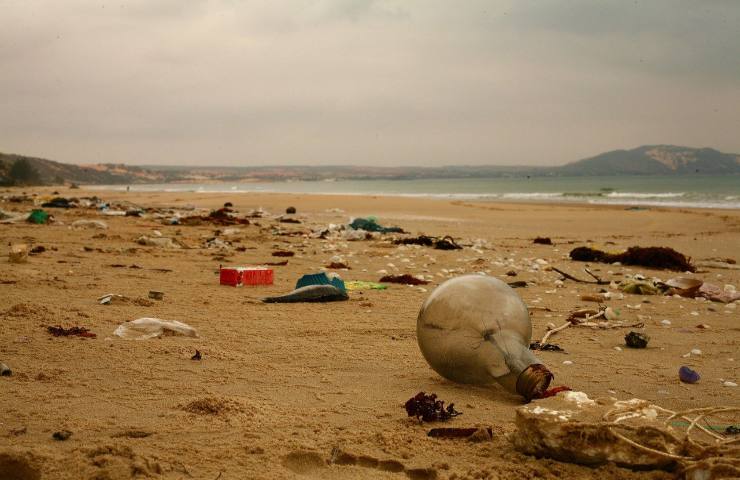 Inquinamento plastica spiaggia
