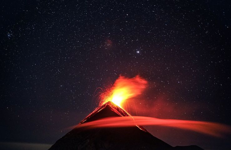 gettare spazzatura crateri vulcanici