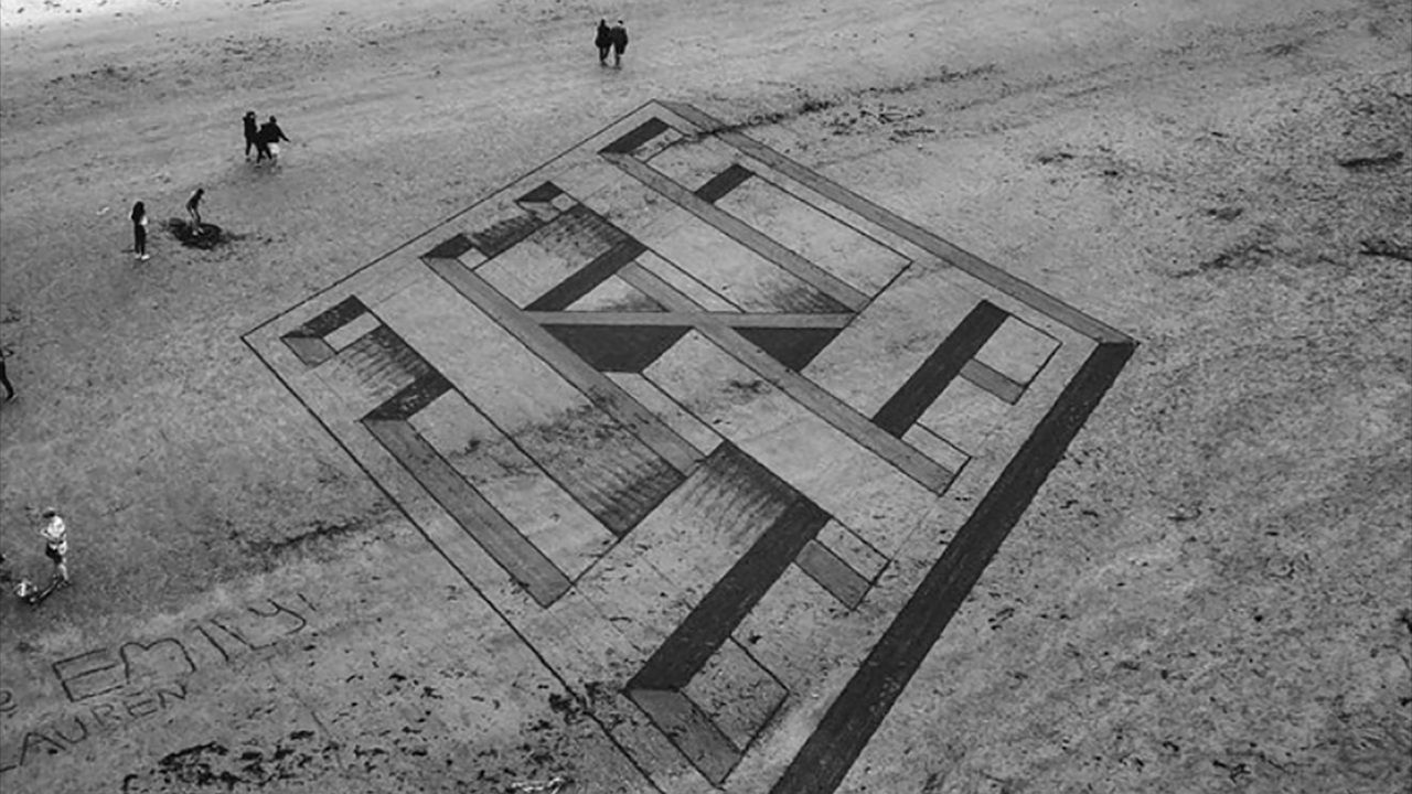 Opera di  Manuel Frolich, artista irlandese, sabbia, disegni geometrici 