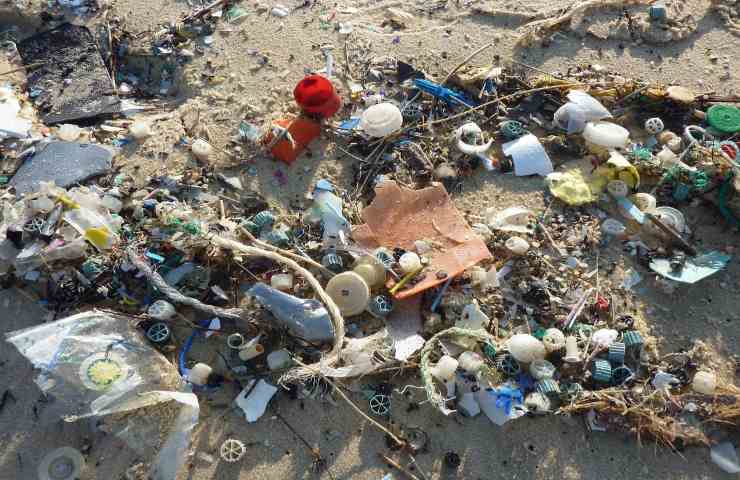 Isole plastica oceani rifiuti