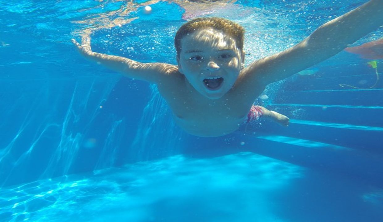 pipì piscina acqua rossa