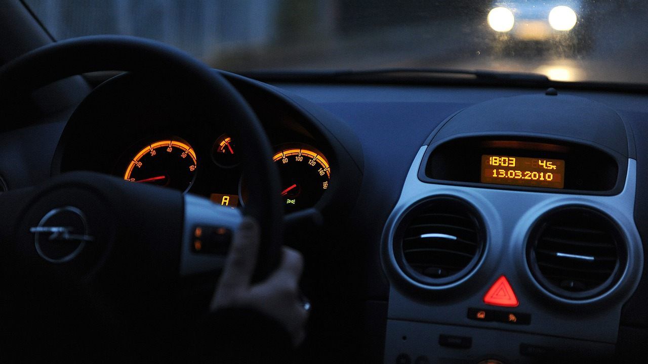 freccia rossa cruscotto motivo