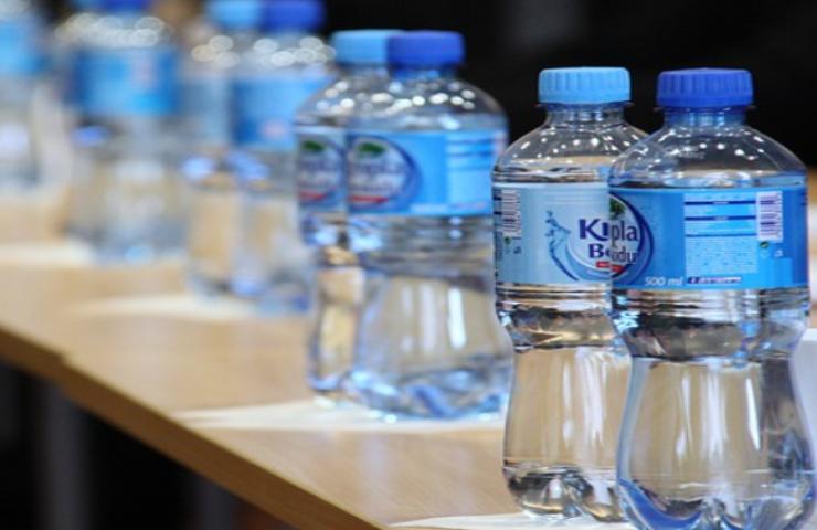 acqua in bottiglie di plastica errore comune 