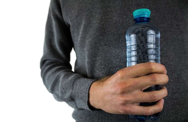 bottiglietta d'acqua riciclata 