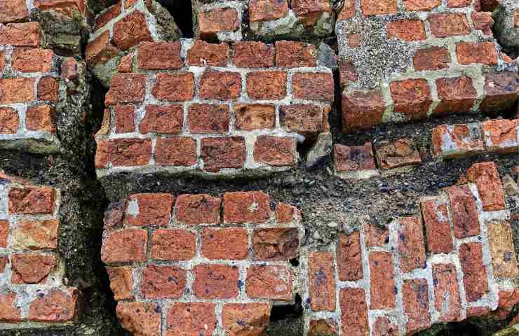 Italia terremoti muro