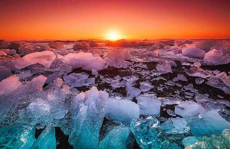 iceberg galleggiante acqua 