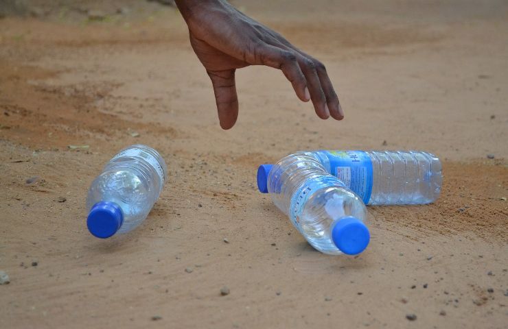 inquinamento bottiglia plastica