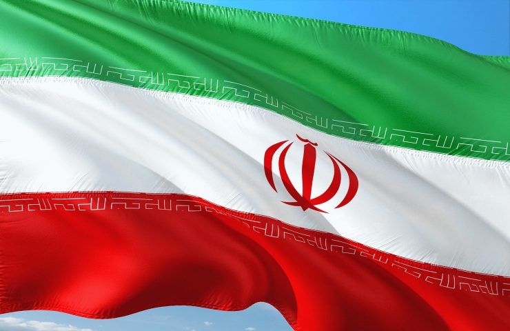 iran donna bandiera