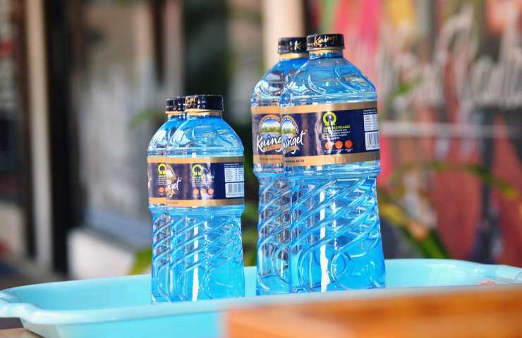 Bottiglie acqua frigo soluzione antispreco