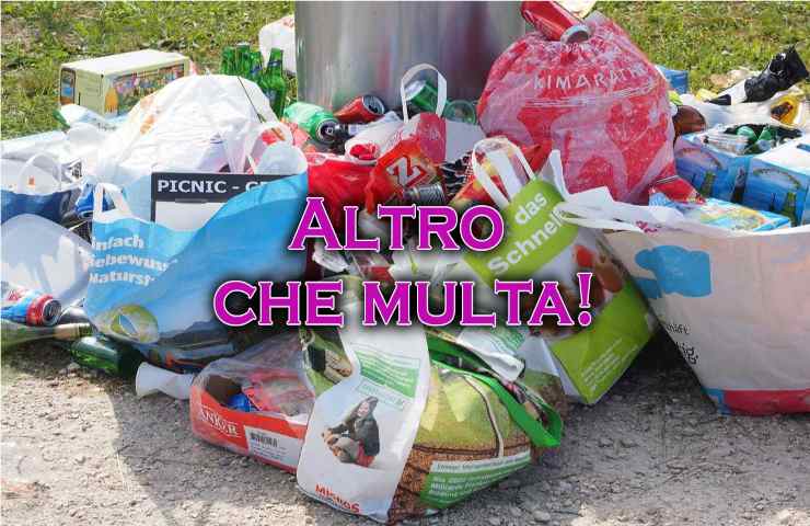 sequestro auto gettare spazzatura per strada