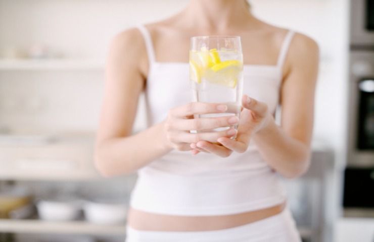 acqua calda con limone è davvero benefica? 