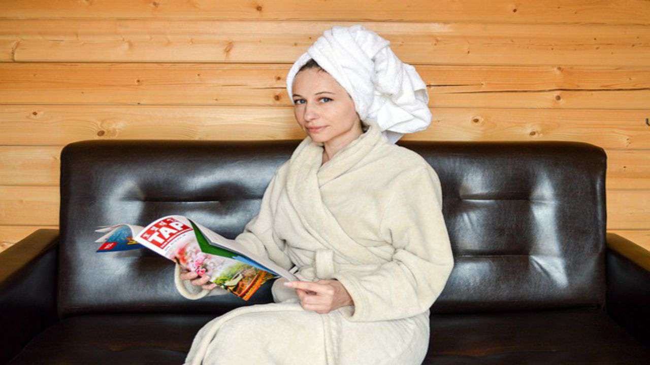 capelli bagnati ragazza