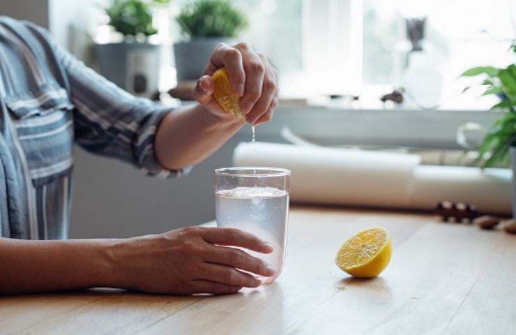 acqua calda con limone: miti da sfatare 