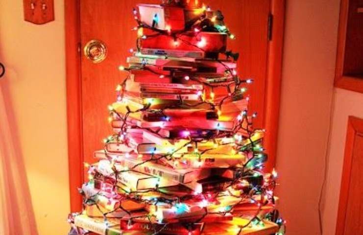 Albero di Natale fatto con i libri
