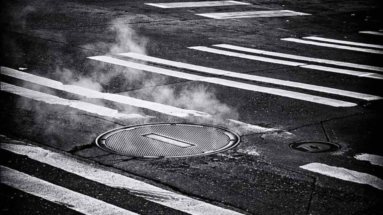 fumo fuoriesce tombini