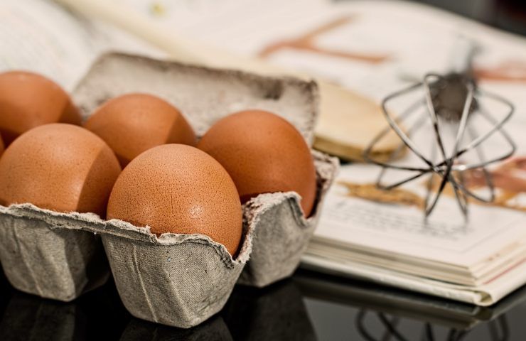 eliminare olezzo uova