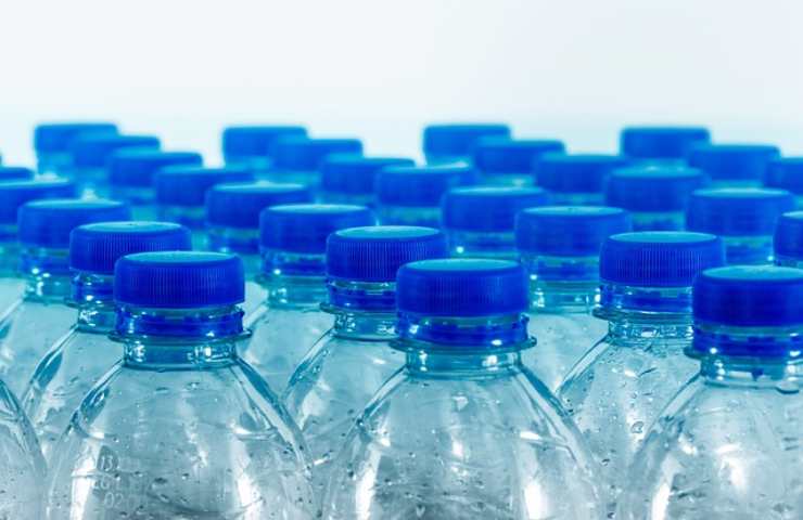 raccolta differenziata plastica errore schiacciare le bottiglie