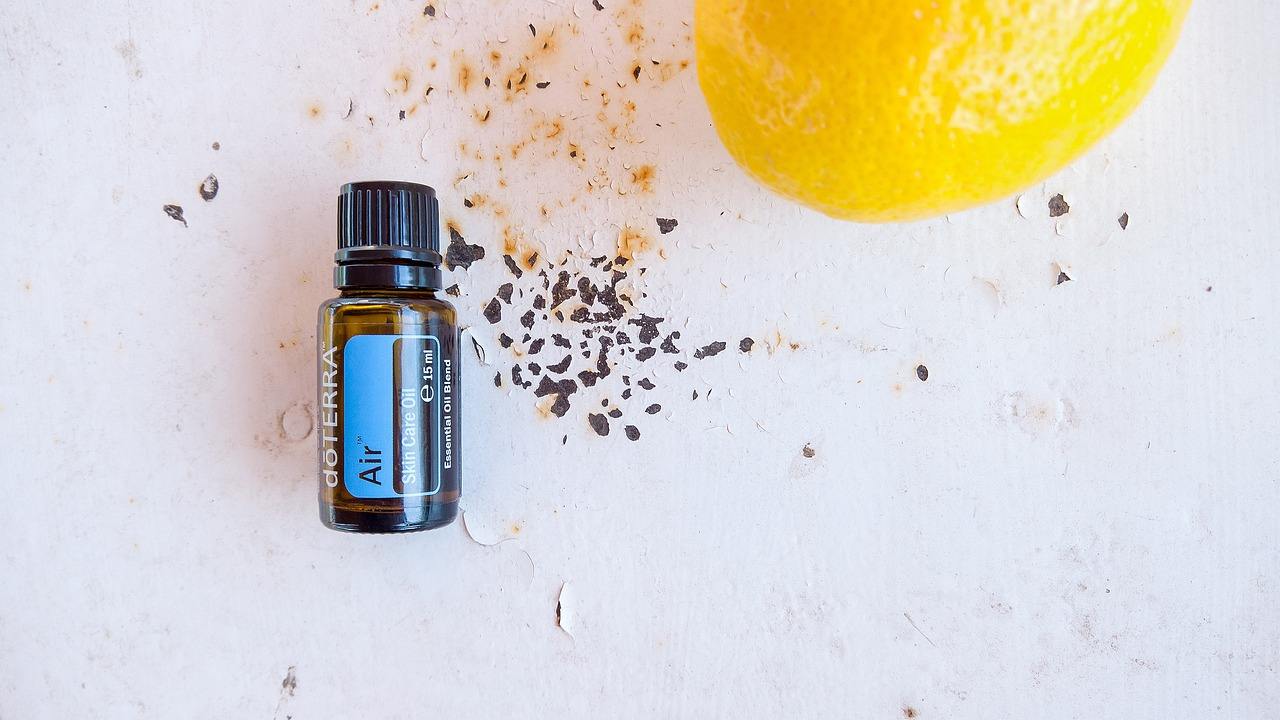 prodotto antico potentissimo: olio e bucce di limone