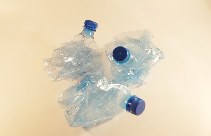 raccolta differenziata plastica errore schiacciare bottiglie