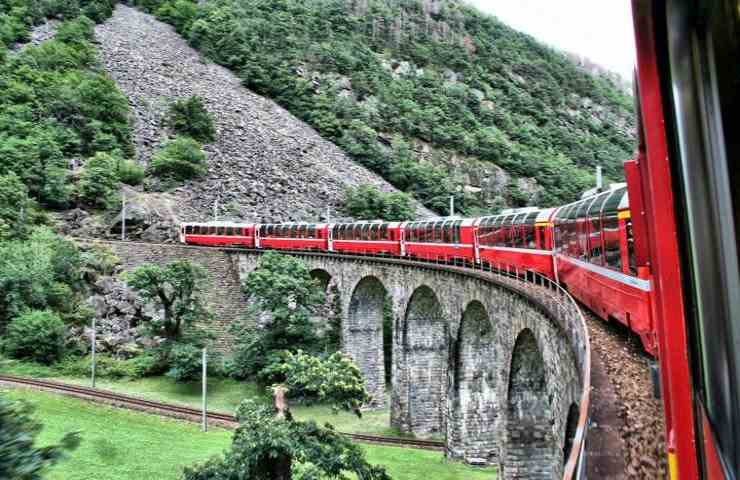 bernina esperienza fuori comune treno rosso