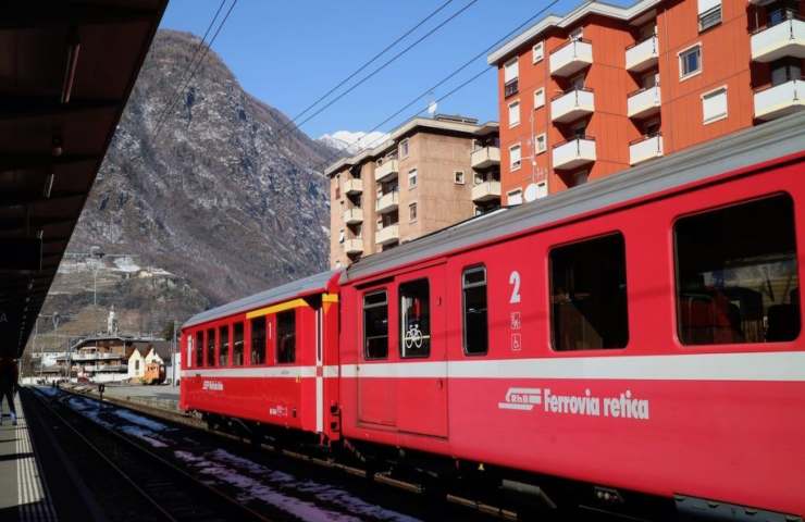 bernina esperienza fuori comune treno rosso