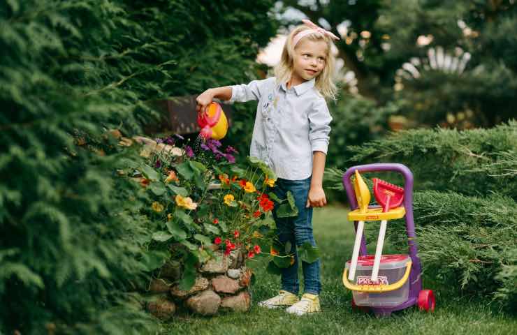 bambini avvicinamento giardinaggio