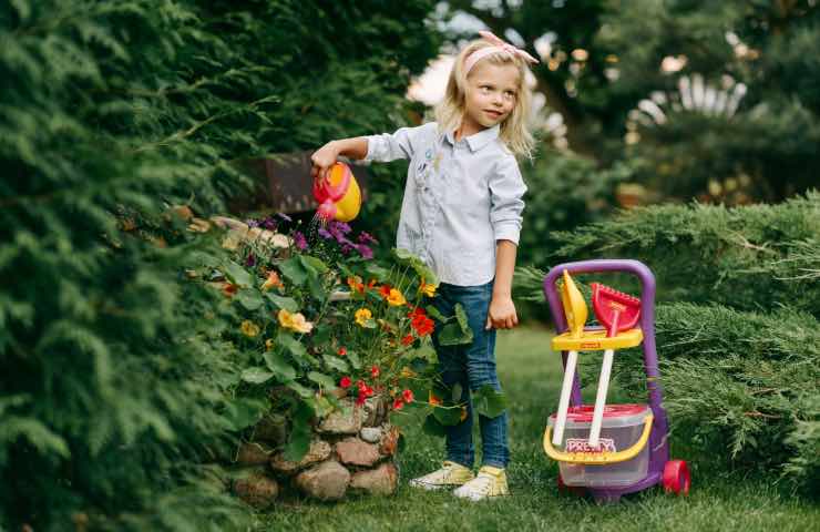 bambini avvicinamento giardinaggio 