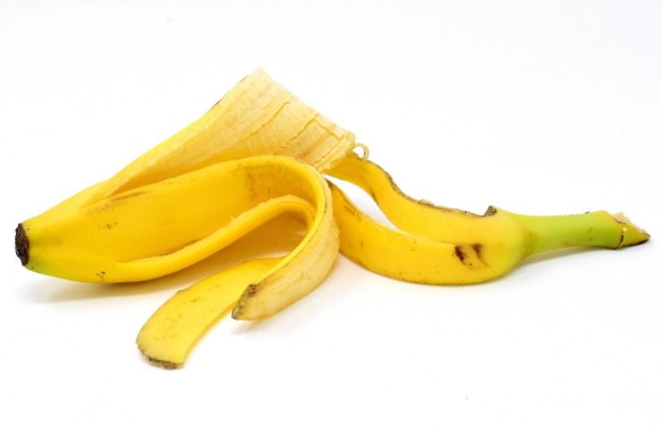 Buccia banana ecco perché non devi buttarla 