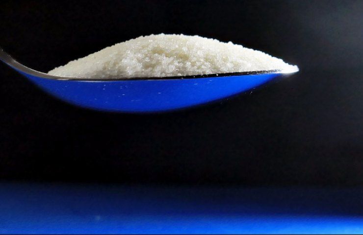 Cucchiaio di sale sotto al letto
