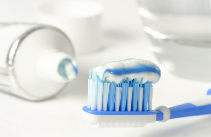 dentifricio blu spazzolino 