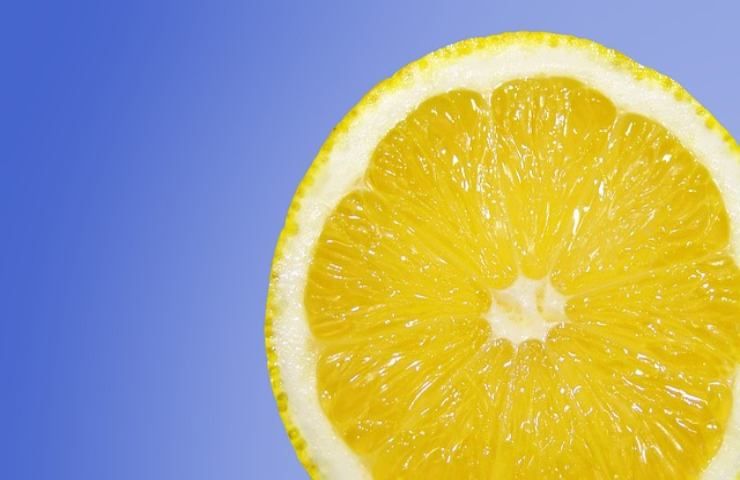 limone in frigo: un rimedio utile 