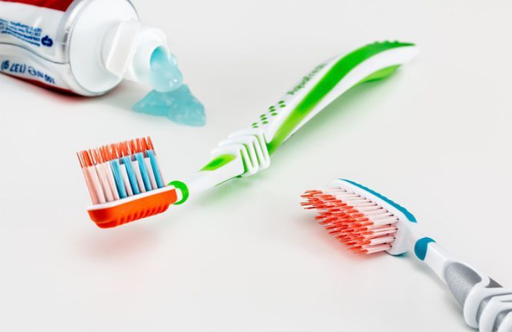 spazzolini denti dentifricio