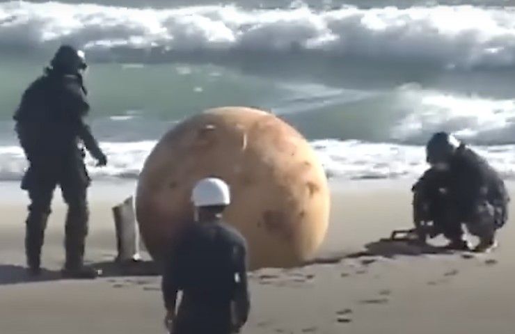 palla metallo spiaggia Giappone