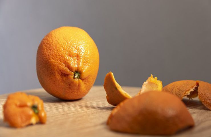 arancia buccia tagliere