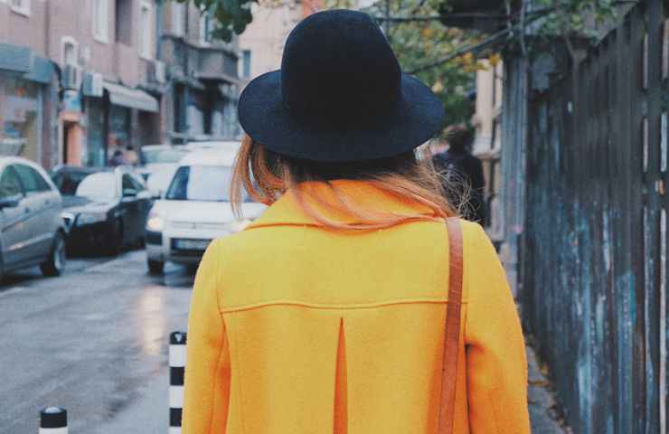 donna spalle cappotto giallo