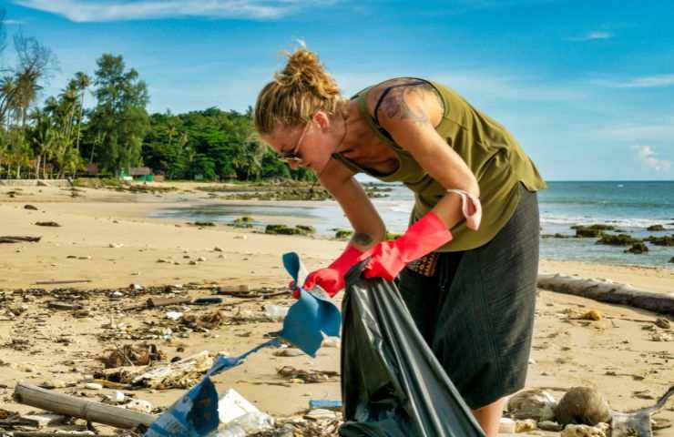 rifiuti lasciati sulle spiagge