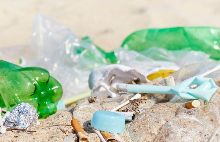 oggetti più comuni inquinano spiaggia