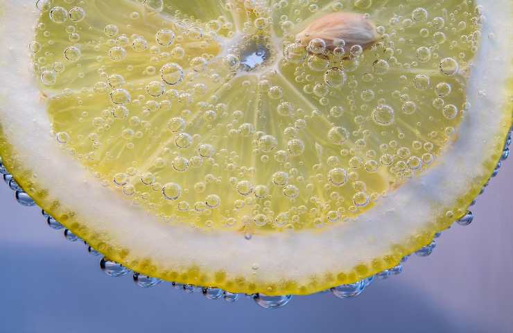 Perché bere tutti i giorni l'acqua e il limone