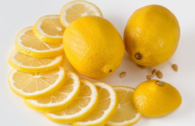 Limone per eliminare la puzza di umido
