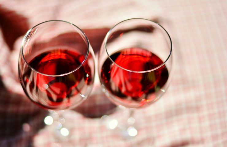vino rosso calici
