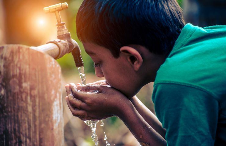 popolazioni povera senza acqua potabile